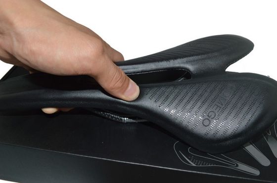 軽量 139g フルカーボンファイバー サイクルのクッション 全季節用 MTB ロードバイク シート